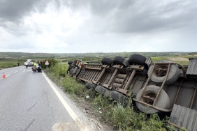 Arnavutköy'de ıslak mendil yüklü TIR tarlaya devrildi