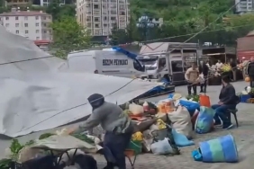Artvin'de fırtına nedeniyle pazardaki tezgahlar devrildi, ürünler etrafa savruldu