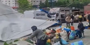 Artvin'de fırtına nedeniyle pazardaki tezgahlar devrildi, ürünler etrafa savruldu
