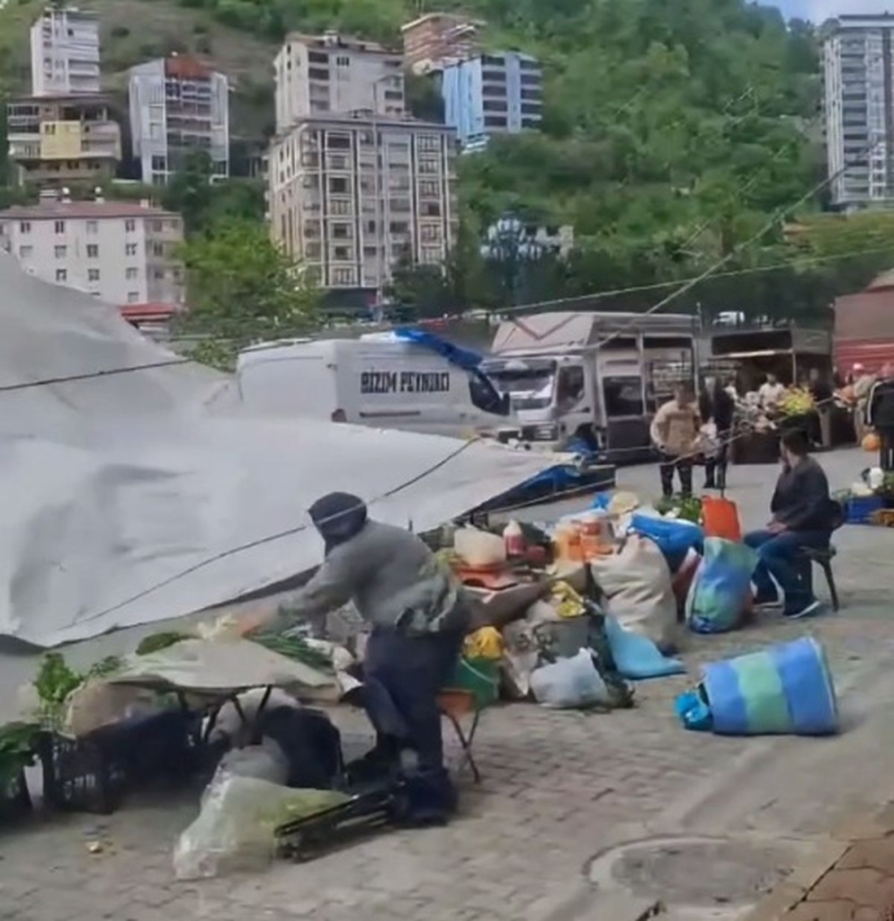 Artvin'de fırtına nedeniyle pazardaki tezgahlar devrildi, ürünler etrafa savruldu