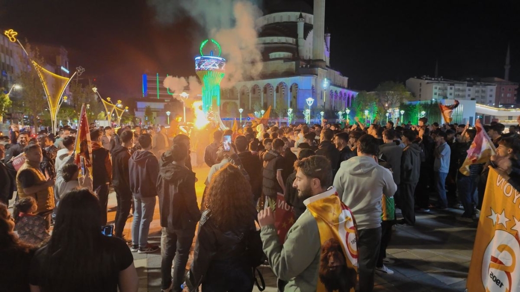Bingöl'de Galatasaray'ın şampiyonluğu kutlandı / Video eklendi