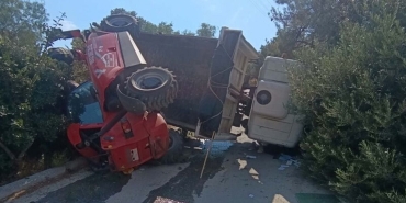 Bodrum'da iş makinesi taşıyan kamyon devrildi: 3 yaralı