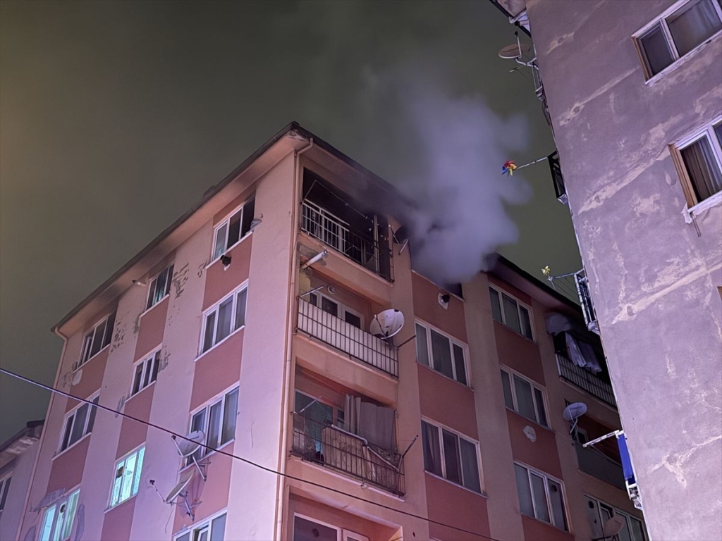 Bursa'da 6 katlı binada çıkan yangın söndürüldü