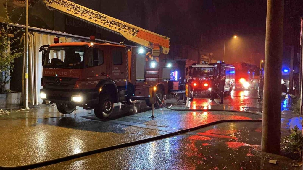 Bursa'da mobilya fabrikası yangını - Haberler