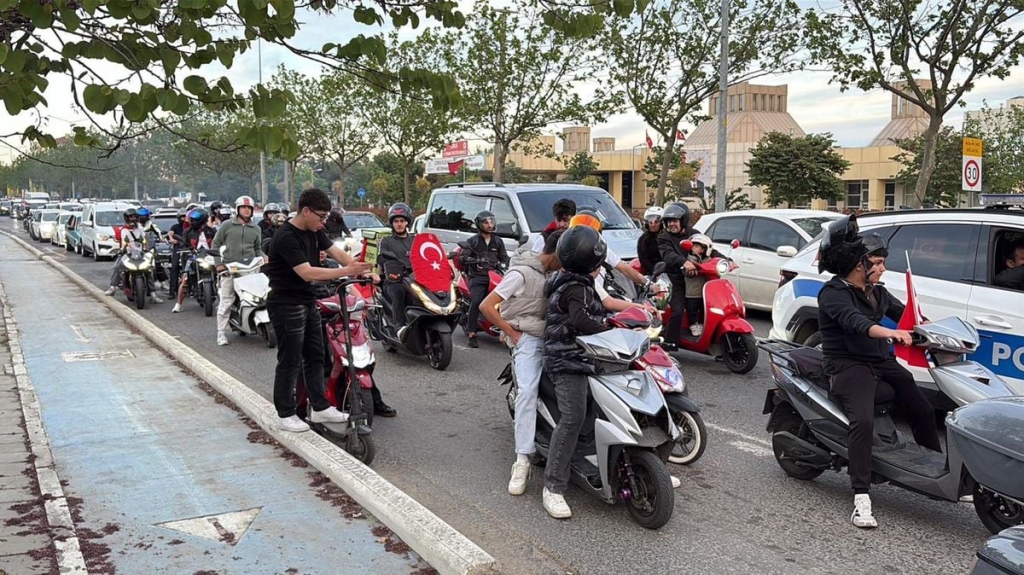 Çorlu'da şehit 2 polis memuru için konvoy düzenlendi