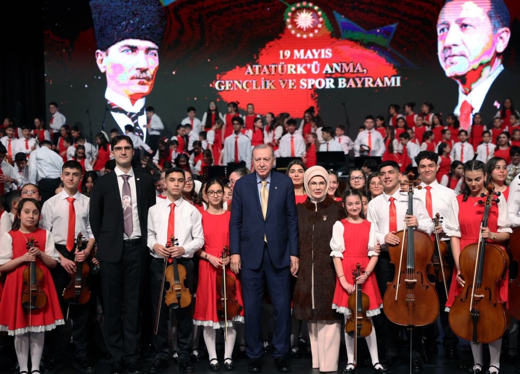 Cumhurbaşkanı Erdoğan ve eşi Emine Erdoğan, Cumhurbaşkanlığı Çocuk Orkestrası ve Korosu konserine katıldı