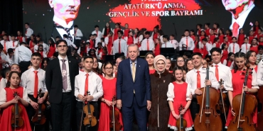 Cumhurbaşkanı Erdoğan ve eşi Emine Erdoğan, Cumhurbaşkanlığı Çocuk Orkestrası ve Korosu konserine katıldı