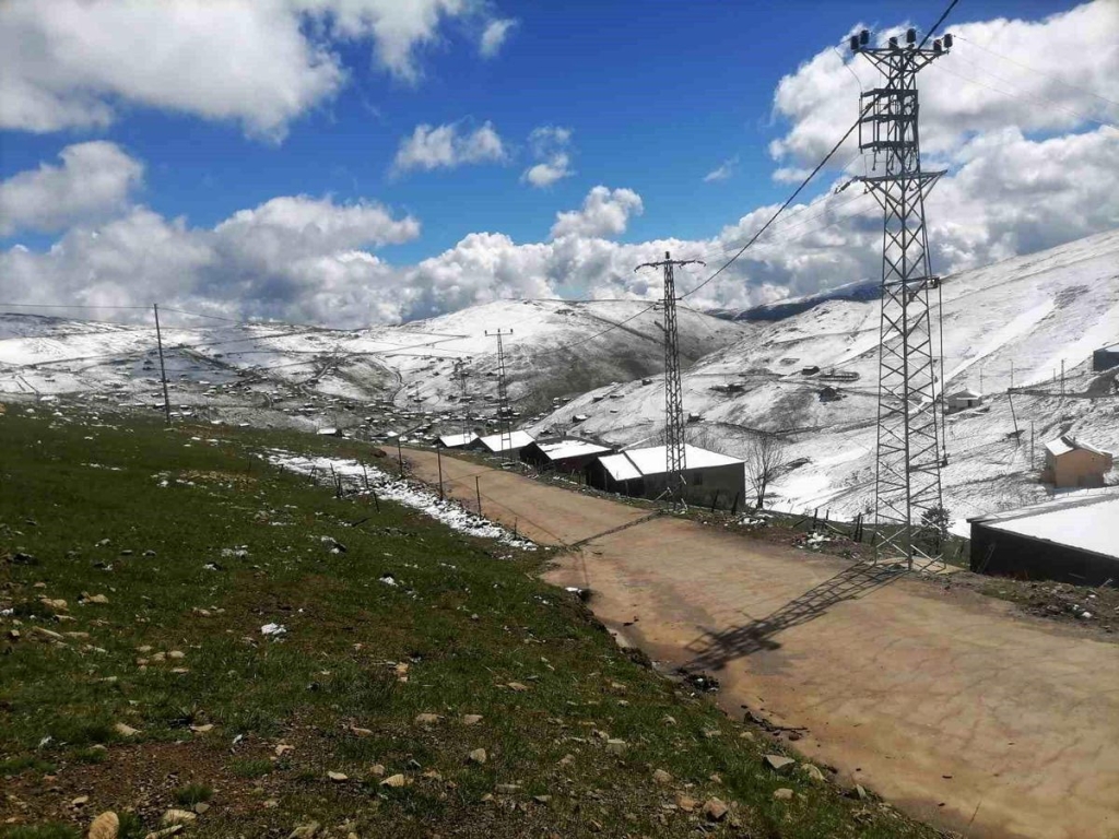 Doğu Karadeniz yaylalarına kış geri geldi