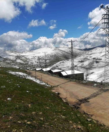 Doğu Karadeniz yaylalarına kış geri geldi