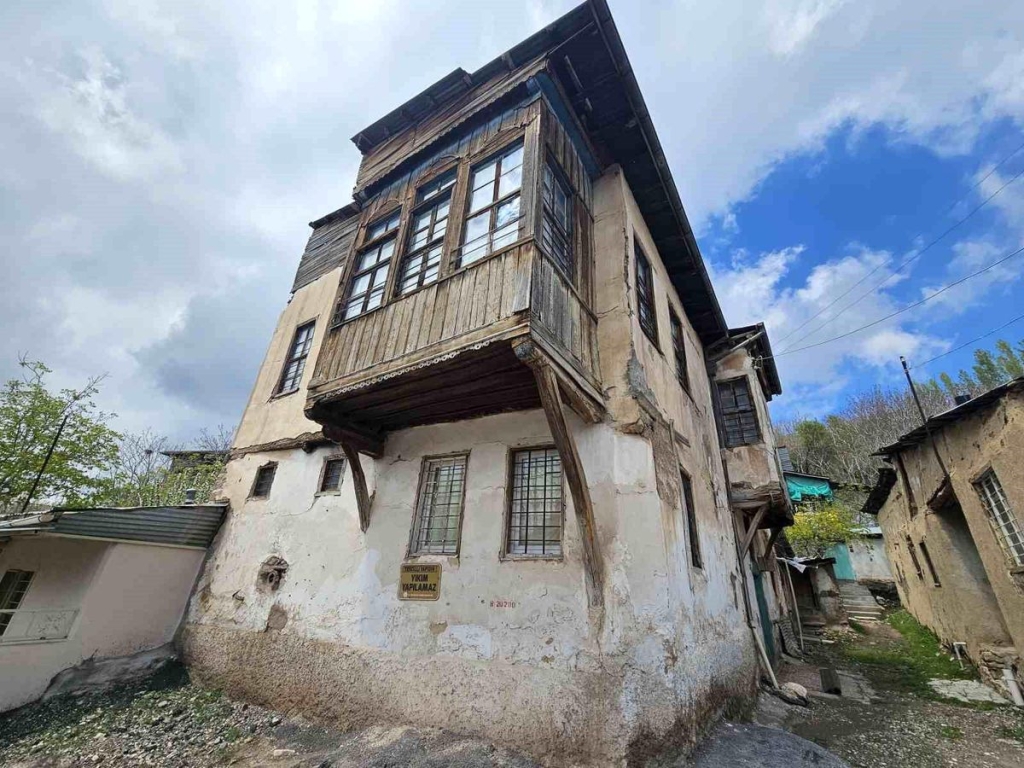 Elazığ'da 450 yıllık konak geçmişin izlerini taşıyor