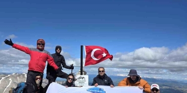Elazığ'ın en yüksek zirvesinde anlamlı 19 Mayıs tırmanışı