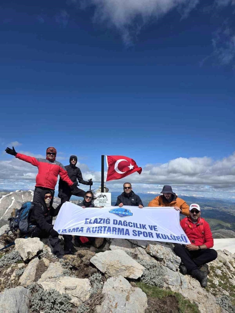 Elazığ'ın en yüksek zirvesinde anlamlı 19 Mayıs tırmanışı