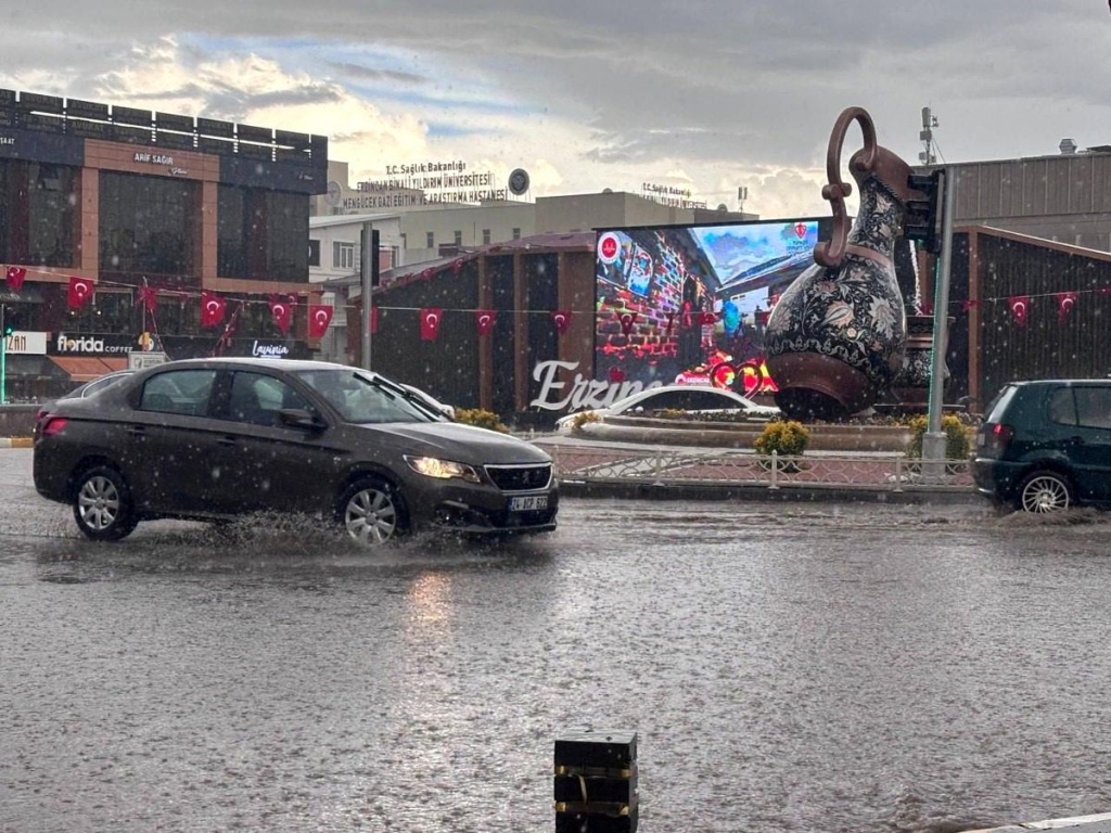 Erzincan'da sağanak nedeniyle cadde ve sokaklar su altında kaldı