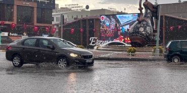 Erzincan'da sağanak nedeniyle cadde ve sokaklar su altında kaldı