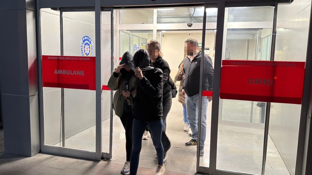 Eskişehir'deki Yolsuzluk Operasyonunda Gözaltına Alınan Şüpheliler Sağlık Kontrolünden Geçirildi