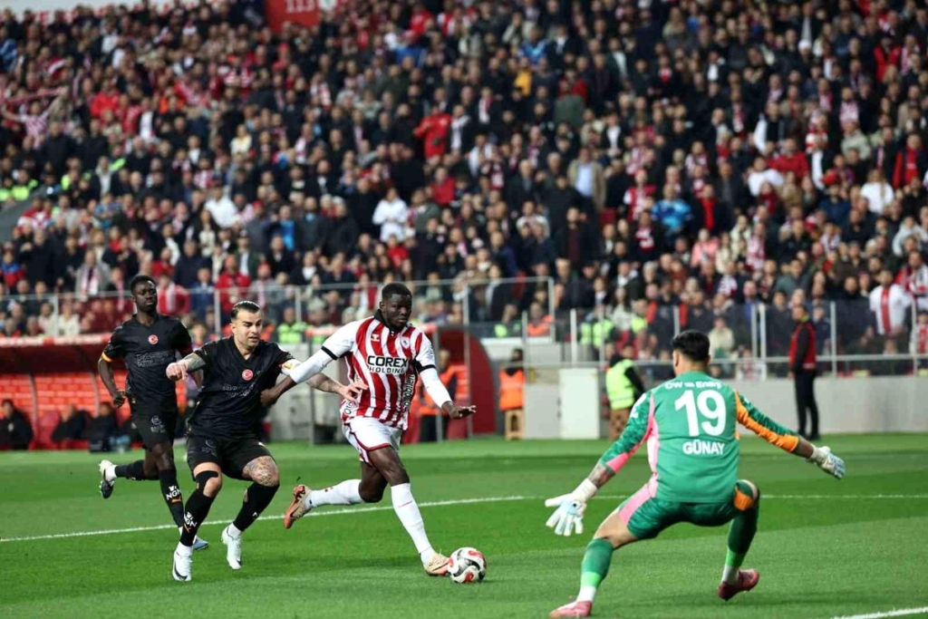 Galatasaray, Samsunspor karşısında ilk 15 dakikada 1-0 önde