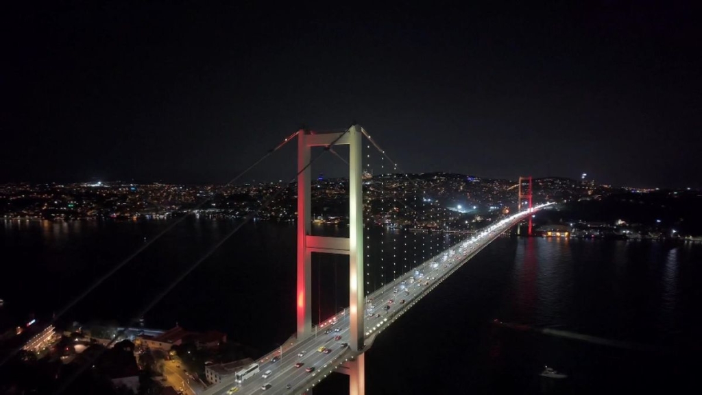 Galatasaray'ın 26. şampiyonluğu 15 Temmuz Şehitler Köprüsü'nde sarı-kırmızı ışıklandırmayla kutlandı