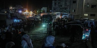 Gazze'ye geri dönen 86 Filistinli, yakınları tarafından sevinç gözyaşlarıyla karşılandı