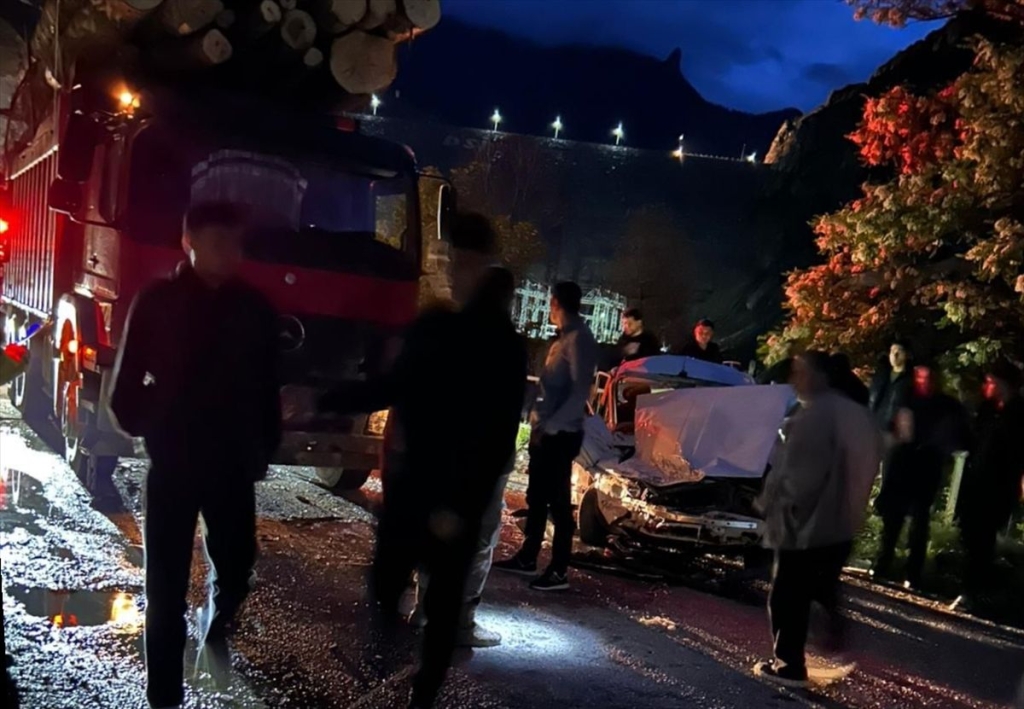 Gümüşhane'de kamyon ile otomobilin çarpıştığı kazada 2'si ağır 3 kişi yaralandı