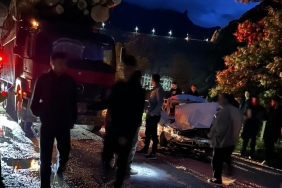 Gümüşhane'de kamyon ile otomobilin çarpıştığı kazada 2'si ağır 3 kişi yaralandı
