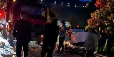 Gümüşhane'de kamyon ile otomobilin çarpıştığı kazada 2'si ağır 3 kişi yaralandı
