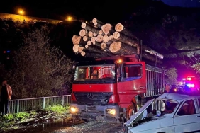 Gümüşhane'de köprü girişinde iki araç kafa kafaya çarpıştı: 2'si ağır 3 yaralı