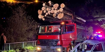 Gümüşhane'de köprü girişinde iki araç kafa kafaya çarpıştı: 2'si ağır 3 yaralı