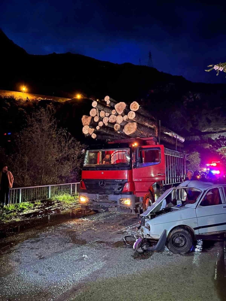 Gümüşhane'de köprü girişinde iki araç kafa kafaya çarpıştı: 2'si ağır 3 yaralı