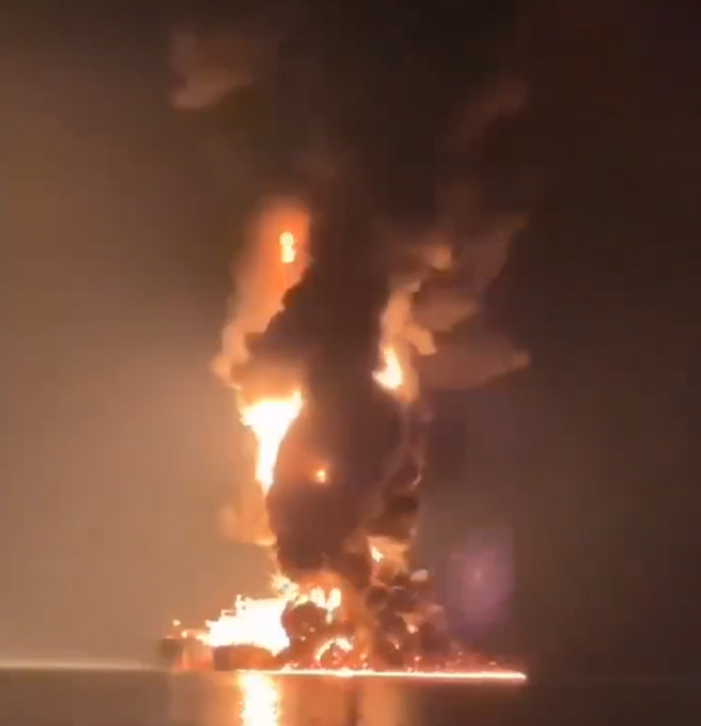 İran'ın BAE'ye ait petrol tankerini vurduğu anlar kamerada