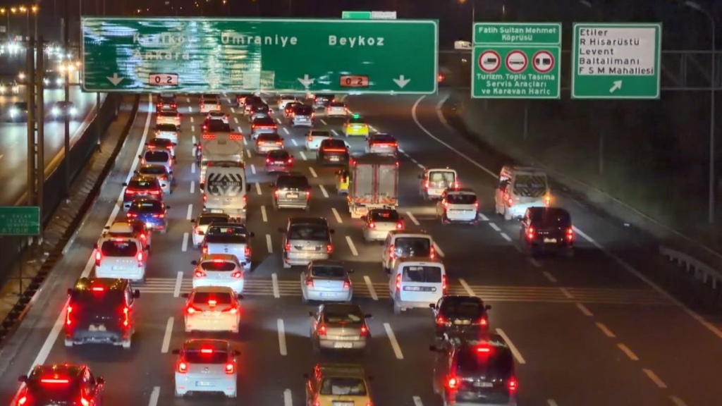 İstanbul'da bayram tatili hareketliliği; bazı yollarda trafik yoğunluğu oluştu