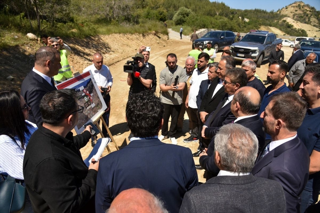 KKTC Başbakanı Üstel, yapımı süren Sadrazamköy ile Çatalköy-Değirmenlik yollarında inceleme yaptı