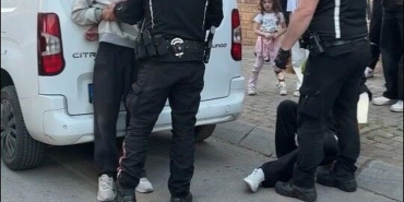 Kaçan motosiklet sürücüsü, kazadan sonra polise sarılıp ağladı
