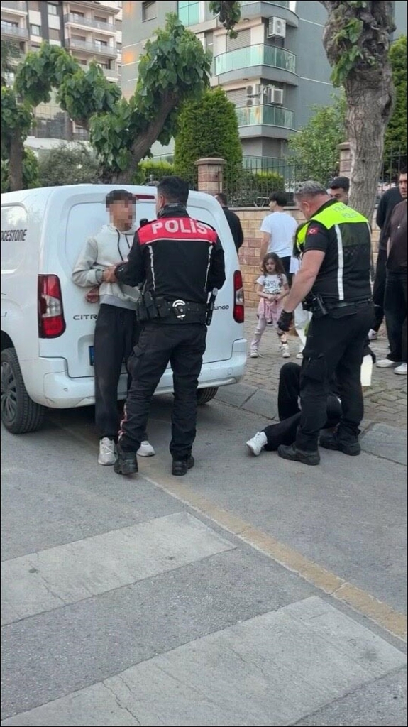 Kaçan motosiklet sürücüsü, kazadan sonra polise sarılıp ağladı