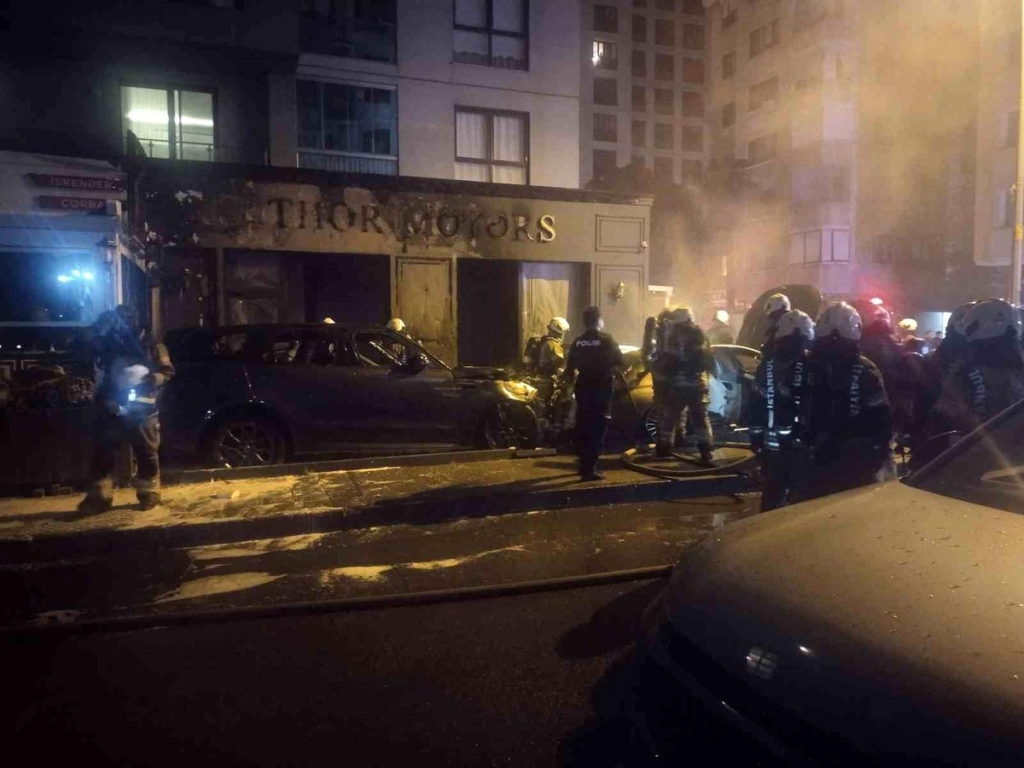 Kadıköy'de galeri önündeki park halindeki araçlar alev alev yandı
