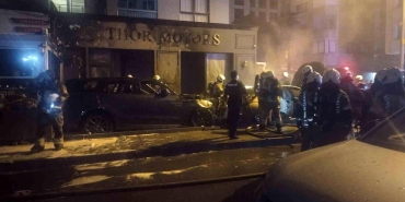 Kadıköy'de galeri önündeki park halindeki araçlar alev alev yandı
