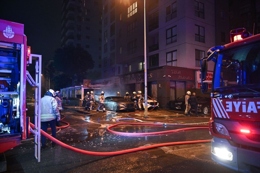 Kadıköy'de oto galeride çıkan yangında 4 araç kullanılamaz hale geldi