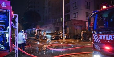 Kadıköy'de oto galeride çıkan yangında 4 araç kullanılamaz hale geldi