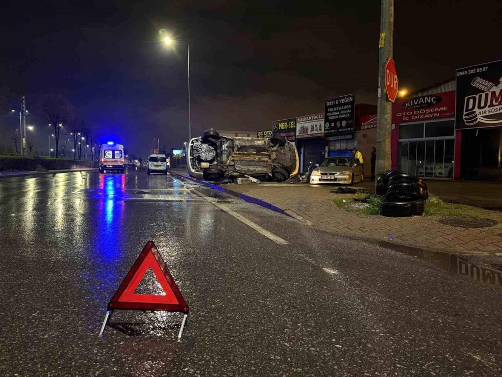 Kayseri'de otomobil park halindeki araca çarpıp yan yattı: 2 yaralı