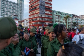 Küba'da binlerce kişi eski Devlet Başkanı Raul Castro'ya destek için yürüdü