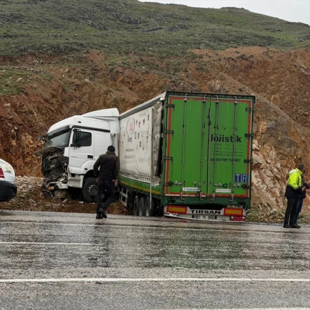 Malatya'da yoldan çıkan tırın sürücüsü yaralandı