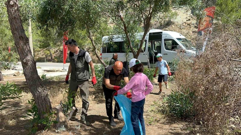 Marmaris'te 'Orman Benim' Projesiyle Yangın Öncesi Çevre Temizliği