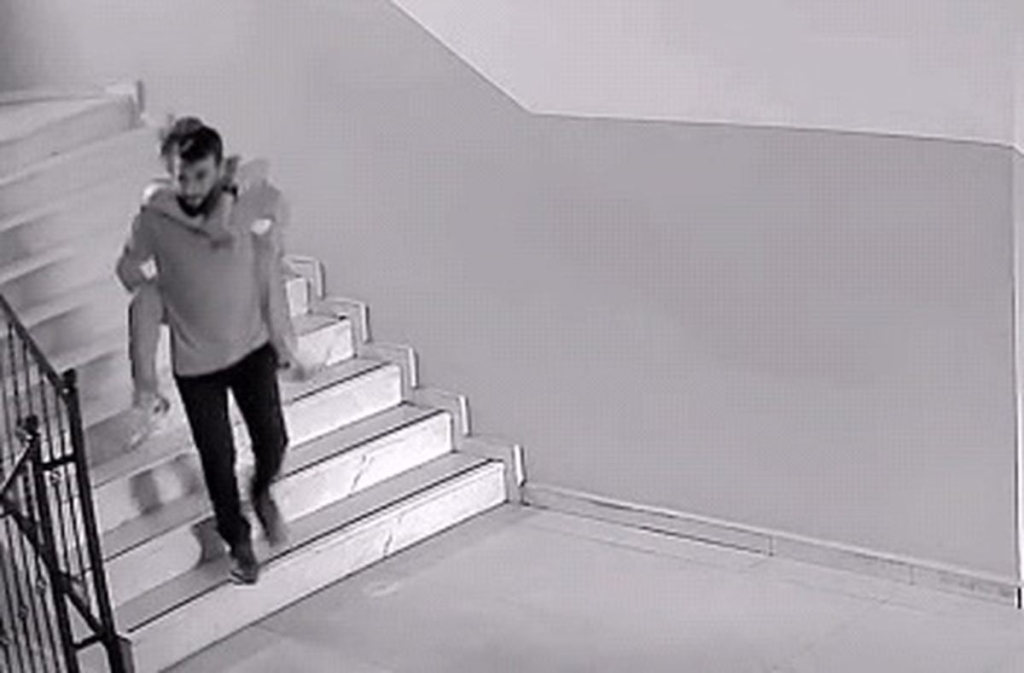 Okulun asansörü arızalandı, müdür yardımcısı bedensel engelli öğrencisini sırtında taşıdı; o anlar kamerada