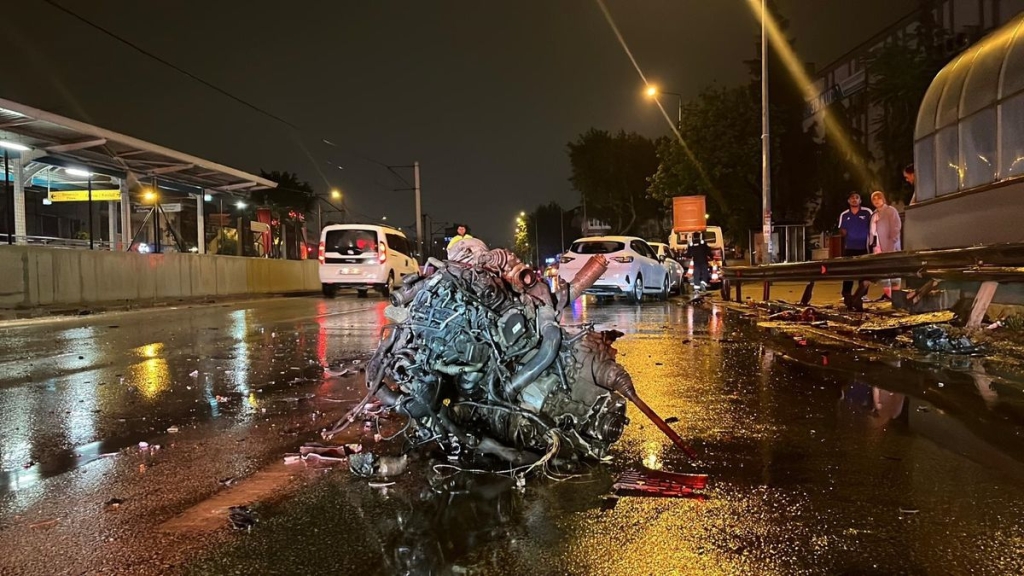 Refüje ve bariyerlere çarpan otomobilin motoru koptu: 1'i ağır 2 yaralı