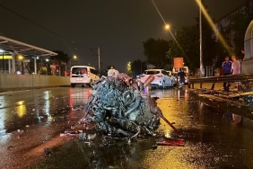 Refüje ve bariyerlere çarpan otomobilin motoru koptu: 1'i ağır 2 yaralı
