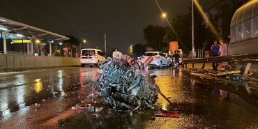 Refüje ve bariyerlere çarpan otomobilin motoru koptu: 1'i ağır 2 yaralı