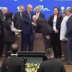 Rozeti taktı, Cumhurbaşkanı Erdoğan'ın elini öptü