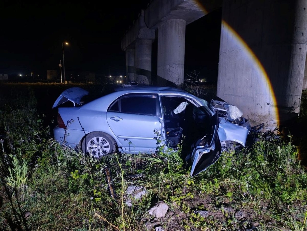 Sakarya'da köprü ayağına çarpan otomobildeki 2 kişi yaralandı