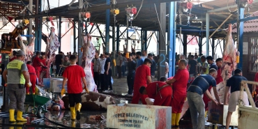 Sokakta kurban kesip, atıklarını gömenlere 29 bin 529 lira ceza