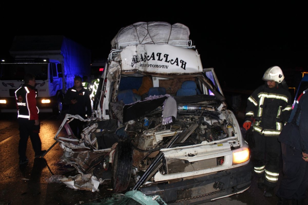 Tarım işçilerini taşıyan minibüs TIR'a arkadan çarptı: 12 yaralı