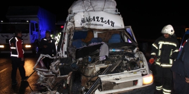 Tarım işçilerini taşıyan minibüs TIR'a arkadan çarptı: 12 yaralı